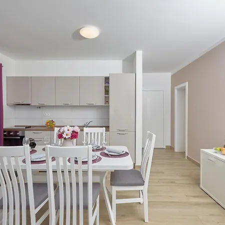 Nika Apartman *