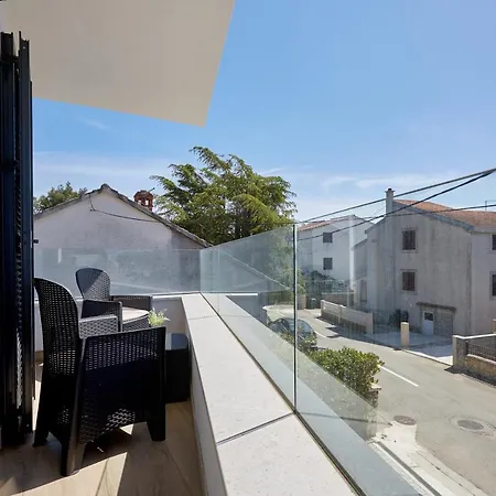 Nika アパート トゥラニ