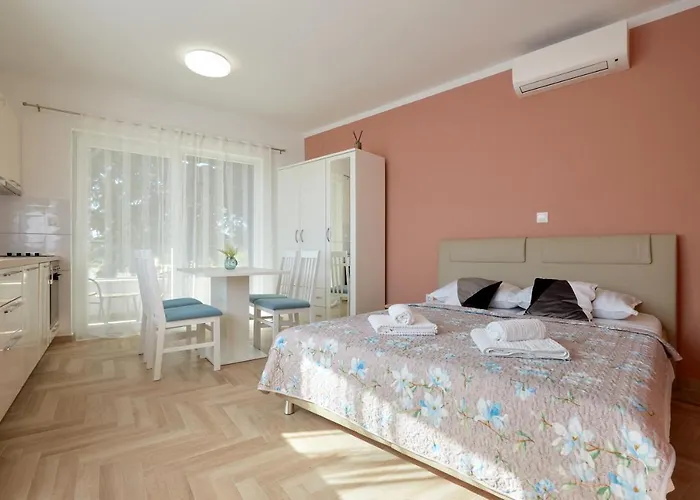 アパート Nika トゥラニ