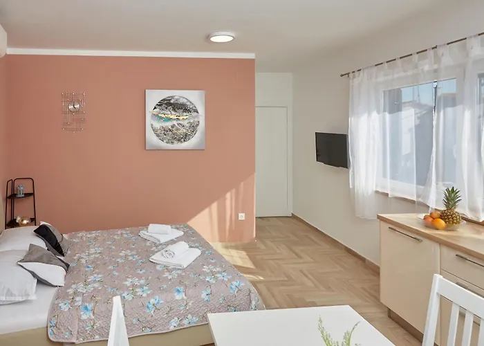 Nika アパート トゥラニ